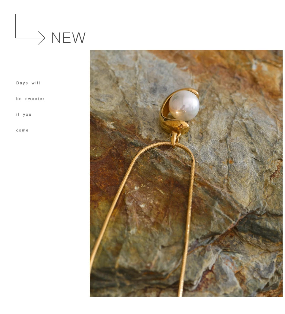 Pearls Geometric Pendant Necklace