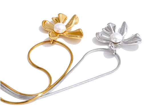 Smooth Pearls Flower Necklace